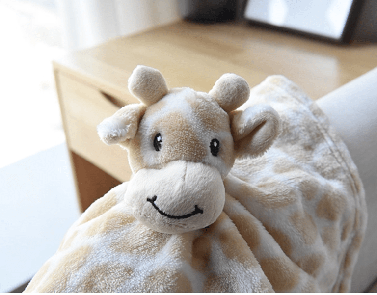 doudou girafe flanelle douce plat
