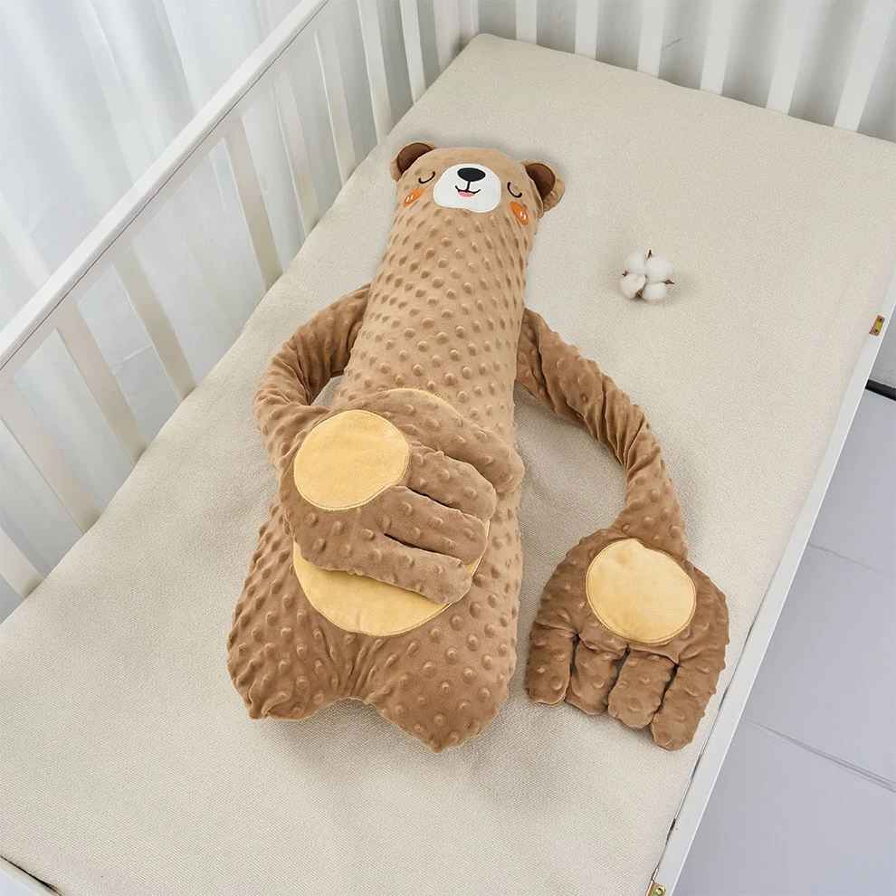 peluche qui tapote bébé ourson brun apaisant