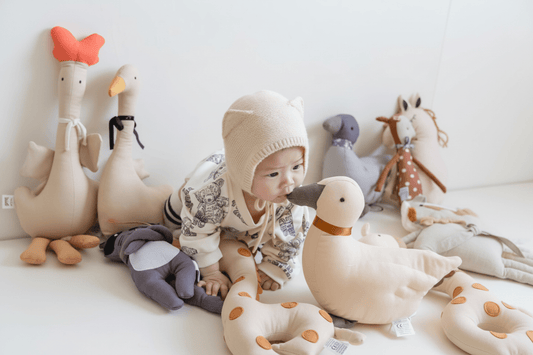 Doudou canard jaune bébé content donne bisous