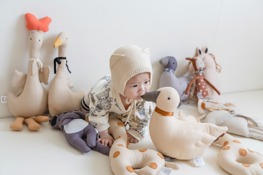 Doudou canard jaune bébé content donne bisous