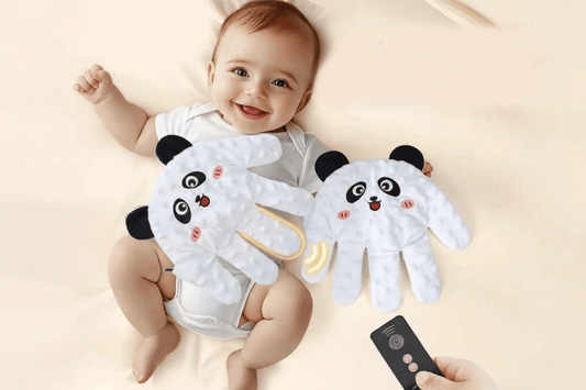 doudou qui tapote bébé panda bébé souriant