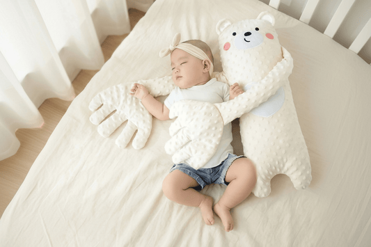 doudou l'instinct maternel bébé dort paisiblement