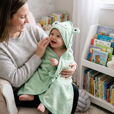 Cape de bain bébé rituel sommeil grenouille bébé maman souriants