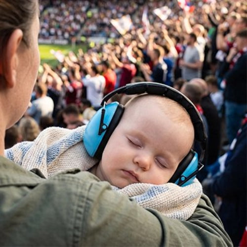 Casque anti bruit bébé sommeil bébé dort paisiblement stade