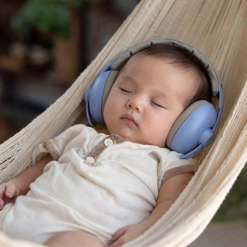 Casque anti bruit bébé protection sérénité bleu bébé dort paisiblement