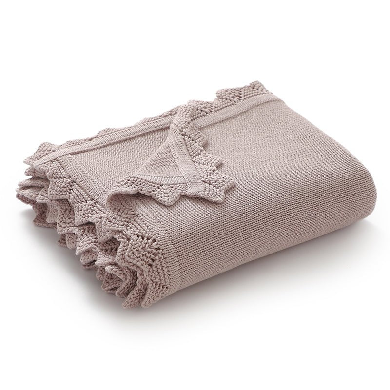 couverture bébé brodée élégante grise pliée