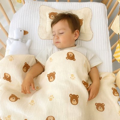 Couverture bébé coton bio enveloppante pattes ours enfant dort