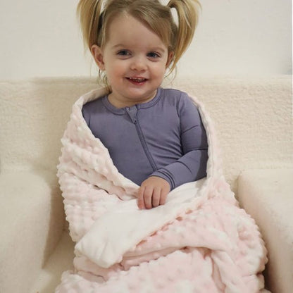 couverture bebe la douceur rose fillette assise