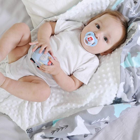 couverture bébé ours polaire bébé couché avec sucette bouche