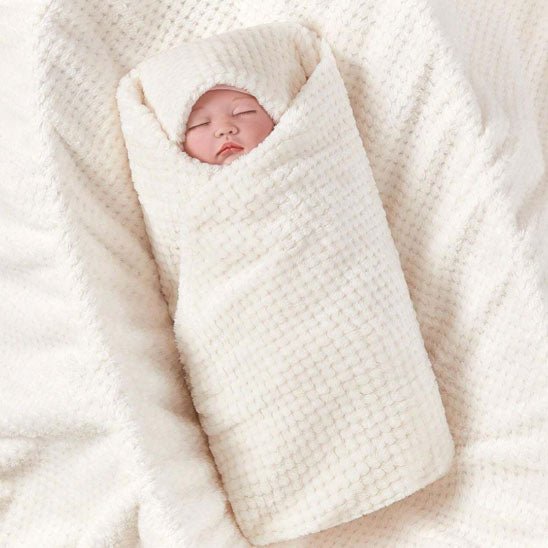 couverture bébé unicori blanc bébé dort emmaillotage
