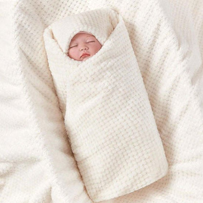 couverture bébé unicori blanc bébé dort emmaillotage