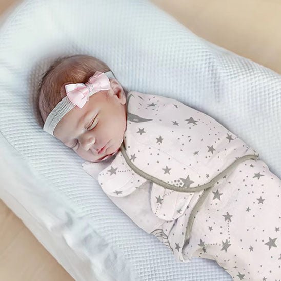 couverture emmaillotage étoiles blanc-bébé dort
