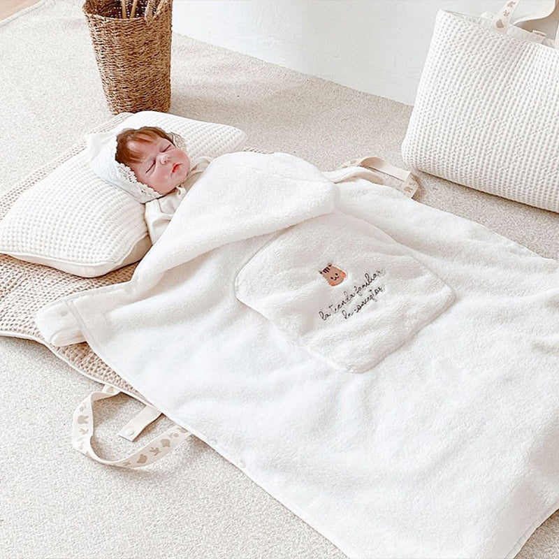 couverture porte bebe microfibre cocon ours blanc bébé dort tapis