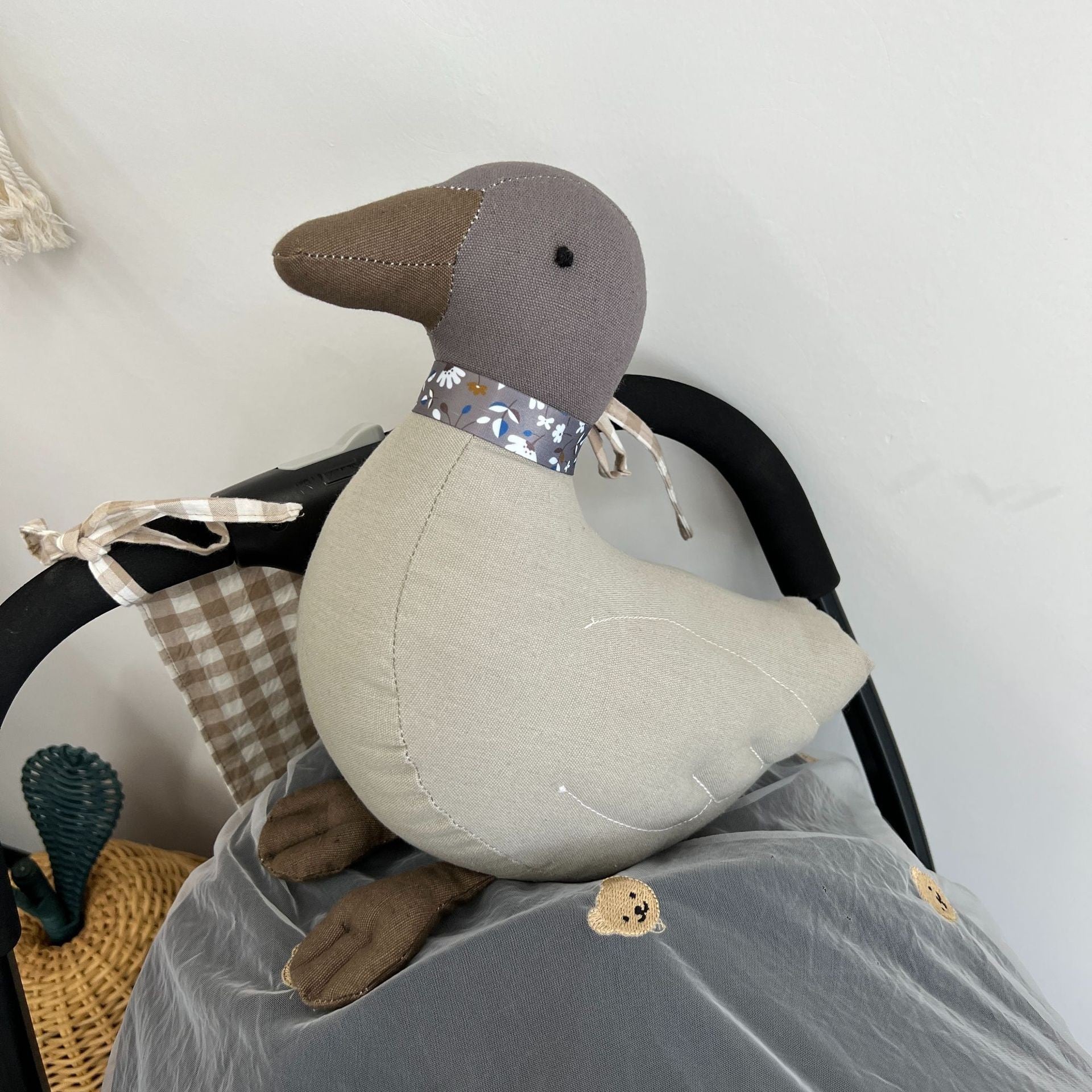 doudou canard gris foulard fleuri