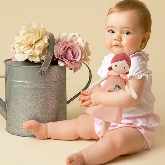 doudou fillette robe cerise bébé assis