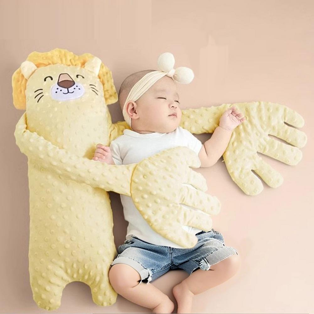doudou instinct maternel lion bébé dort