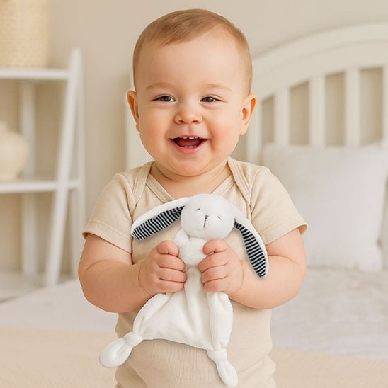 doudou lapin le consolateur blanc dans mains bébé joyeux