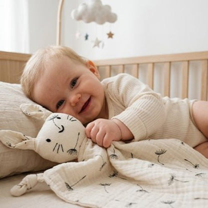 Doudou lapin loulou câlinou bébé joyeux couché avec