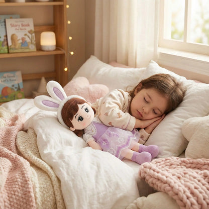 doudou lapin rose coton Ange apaisant robe violette fillette dort