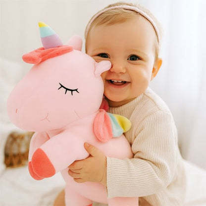 doudou licorne douceur magique bébé rose fillette souriante bras