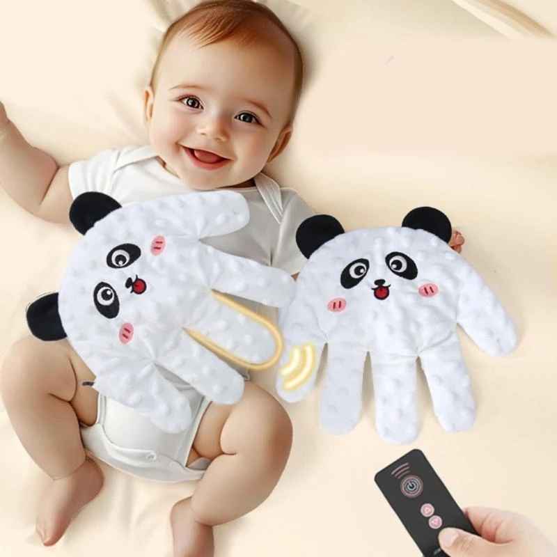 doudou qui tapote bébé main panda bébé souriant