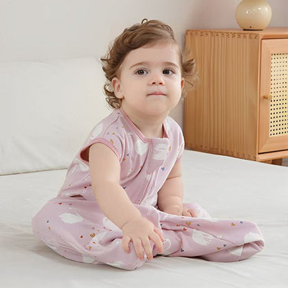 gigoteuse bébé rose fille calme assise