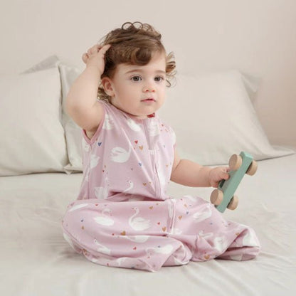 gigoteuse bébé rose fillette assise auto dans mains