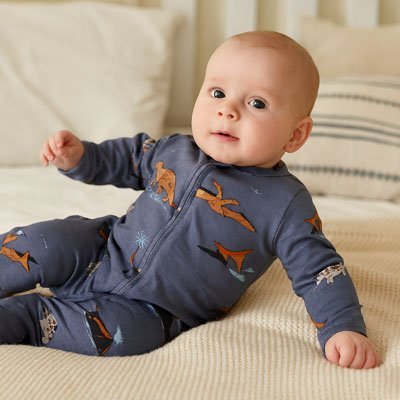 pyjama bébé douceur bio dinosaure gris bébé assis lit
