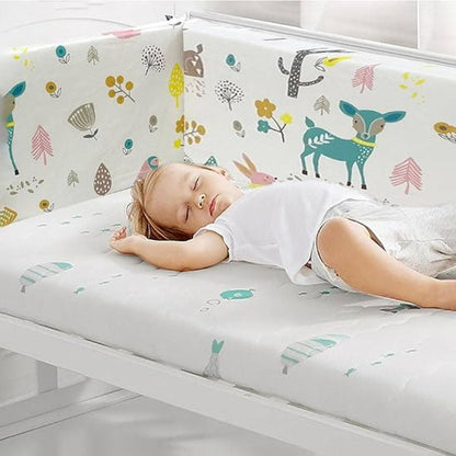 Tour de lit monobloc animaux Bambi bébé dort