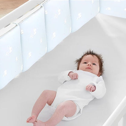 tour de lit bébé bleu éléphant bébé dort