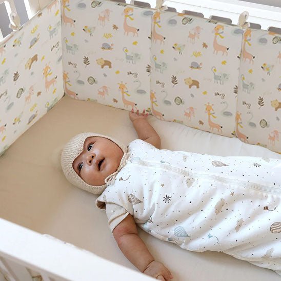 tour de lit bébé motif animaux bébé dort