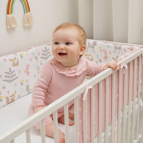 tour de lit respirant savane enchantée fillette contente assise