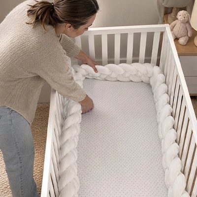 Tour de lit tressé douceur sécurisante respirante blanc mama installe