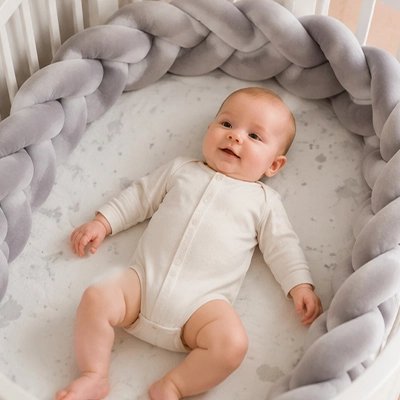 Tresse de lit gris bébé calme au lit